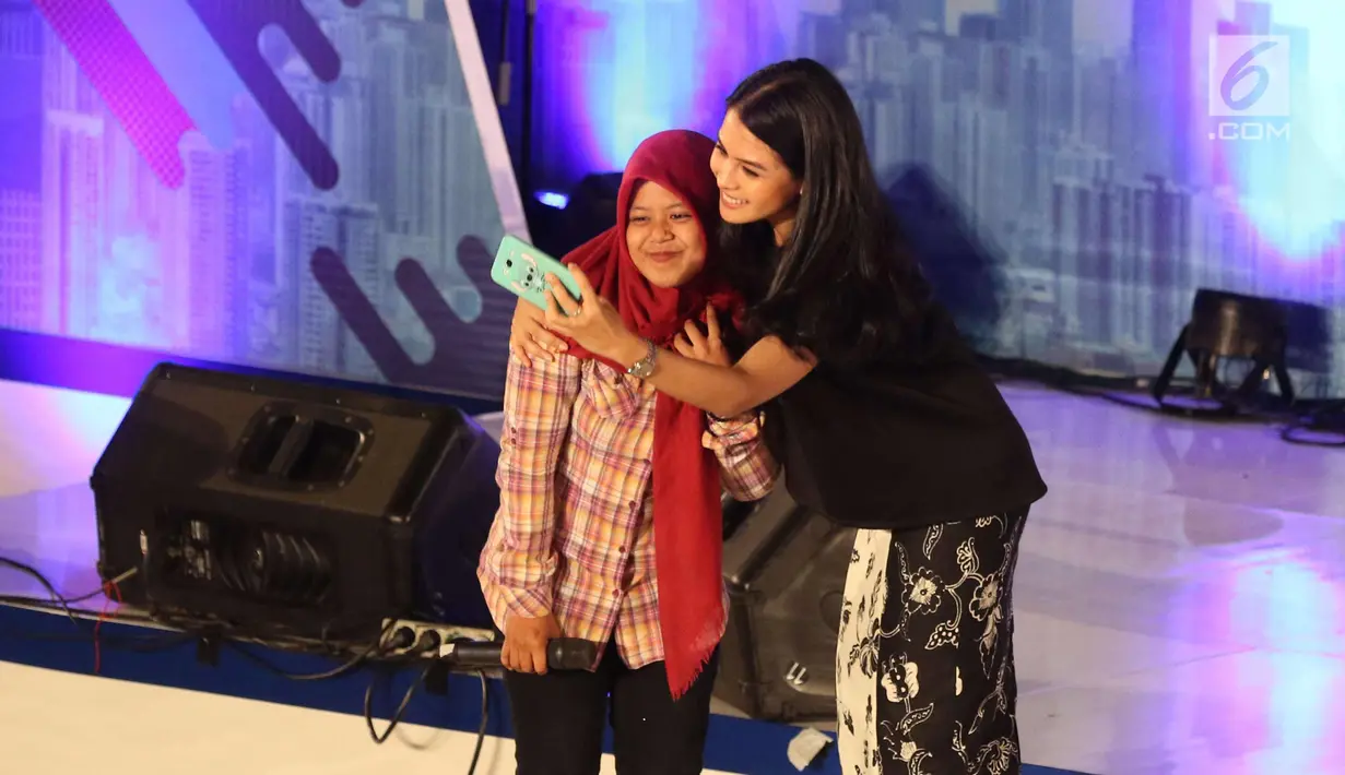 Pengunjung berselfie dengan Maudy Ayunda selama EGTC 2017 di Universitas Gadjah Mada, Yogyakarta, Rabu (1/11). EGTC 2017 menghadirkan tokoh-tokoh inspiratif bertujuan agar para mahasiswa memperoleh pengalaman dan wawasan baru. (Liputan6.com/Helmi Afandi)