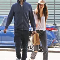 Camila sendiri terlihat mencium pundak Leonardo DiCaprio saat mereka dalam perjalanan menuju mobil. (Coleman-Rayner/USMagazine)