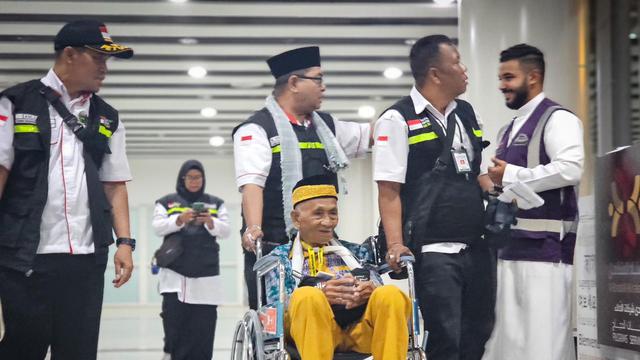 Mbah Harun, Jemaah Tertua Berusia 119 Tahun Tiba di Madinah