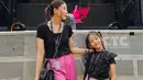 Dijuluki mini Jennie, Thalia Putri Onsu anak Sarwendah tampil chic mengenakan ruffle top hitam dan rok tutu pink. @sarwendah29.
