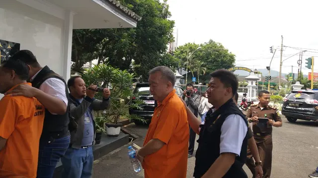 Enam tersangka mafia bola Indonesia tiba di Kejaksaan Negeri Banjarnegara. (Foto: Liputan6.com/Taufik untuk Muhamad Ridlo)