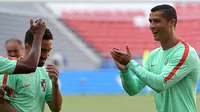 Pemain Portugal, Cristiano Ronaldo (kanan) bercanda dengan rekan setimnya, pada sesi latihan di Kazan Arena, Kazan, Sabtu (17/6/2017). Cristiano Ronaldo bakal memimpin rekan-rekannya bersua Meksiko pada laga perdana Grup A Piala Konfederasi 2017.  (AFP/Fr