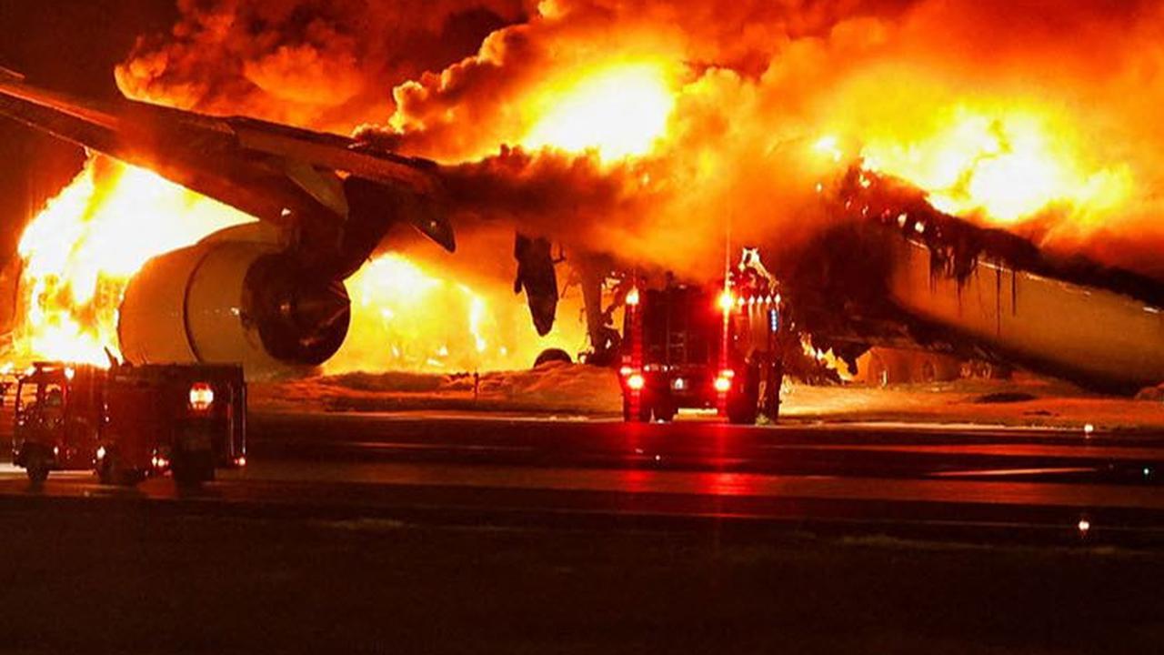 FOTO: Horor! Momen Pesawat Japan Airlines Terbakar Hebat Seusai Tabrakan di Bandara Haneda Jepang