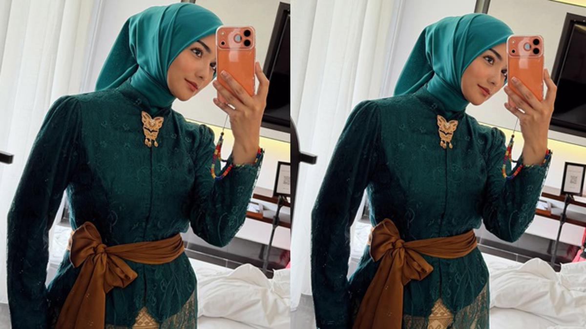 Model Atasan Brokat Hijab dan Rok Songket ala Citra Kirana, Gaya Simpel saat Kondangan di Bali