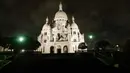 Basilica of the Sacred Heart di Montmartre di distrik 18 Paris, selama jam malam, Jumat (23/10/2020). Prancis memperpanjang jam malam untuk sembilan kota yang menjadikan sebanyak 46 juta orang harus berada di rumah mulai pukul 21.00-06.00 guna mencegah meluasnya virus corona. (Valery HACHE/AFP)