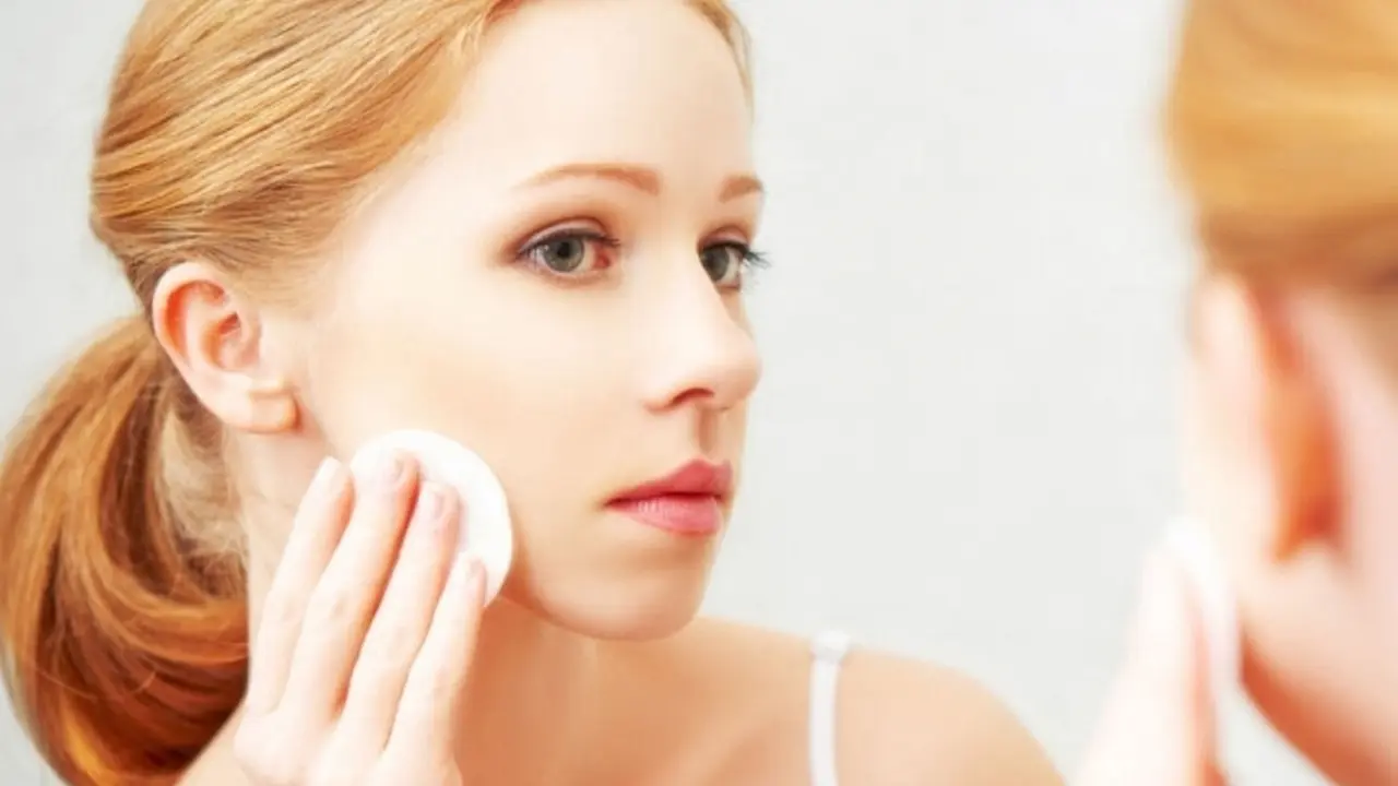 5 Alasan Menghapus Makeup Sebelum Tidur Itu Perlu