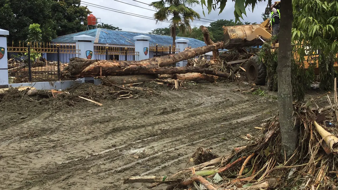 Rumah hingga Helikopter Terseret Banjir Bandang Sentani