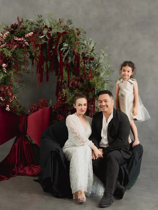 Ia kenakan dress putih yang begitu elegan, sedangkan sang suami mengimbanginya dengan jas.  [Foto: Instagram/ Rianti Cartwright]