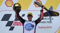 Pembalap EG 0,0 Marc VDS, Alex Marquez, berhasil meraih podium kedua Moto2 Malaysia musim ini di Sirkuit Sepang, Minggu (3/11/2019) siang WIB. Hasil tersebut telah cukup membuat Alex mengamankan gelar juara dunia Moto2 2019. (AFP/Mohd Rasfan)
