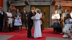 Caroline Ritter dan Andrew Porters menggelar upacara pernikahan di depan sebuah gedung bioskop di Hollywood, Los Angeles,  Kamis (17/12). Dalam upacara pernikahan itu, keduanya menghadirkan tokoh-tokoh film Star Wars: The Force Awakens (dailymail.co.uk)