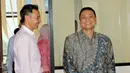 Direktur Utama PT Bursa Berjangka Jakarta, Bihar Sakti Wibowo (kanan) saat akan menjalani sidang perdana terkait kasus penyuapan mantan Kepala Bappebti Syahrul Raja Sempurnajaya di Pengadilan Tipikor Jakarta, Rabu (3/6/2015). (Liputan6.com/Helmi Afandi)