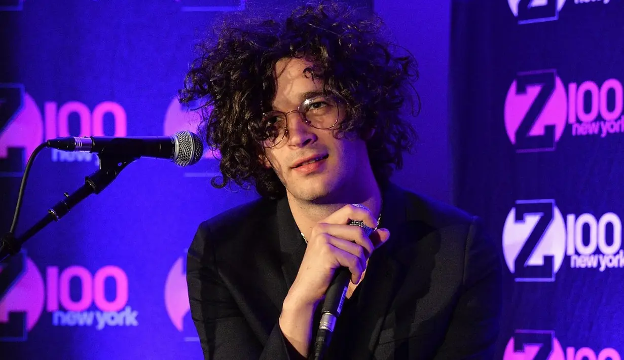 <p>Vokalis band The 1975 Matty Healy tampil di The Empire State Building, New York City, Amerika Serikat, 17 Mei 2016. (Slaven Vlasic/Getty Images/AFP)</p>