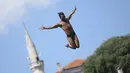 Seorang penyelam melompat dari Jembatan Tua selama kompetisi menyelam dari ketinggian ke-456 di Mostar, Bosnia, Minggu (31/7/2022). Ini merupakan kompetisi tahunan yang menjadi salah satu daya tarik Bosnia. (AP Photo/Armin Durgut)