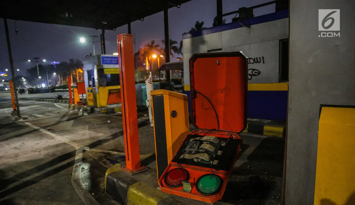 Gardu Tol Pejompongan 1 dirusak massa saat demonstrasi mahasiswa di depan Gedung DPR/MPR, Jakarta, Selasa (24/9/2019). Kepolisian berupaya membubarkan mahasiswa yang bertahan di sekitar flyover arah Grogol, tidak jauh dari lokasi kebakaran. (Liputan6.com/Faisal Fanani)