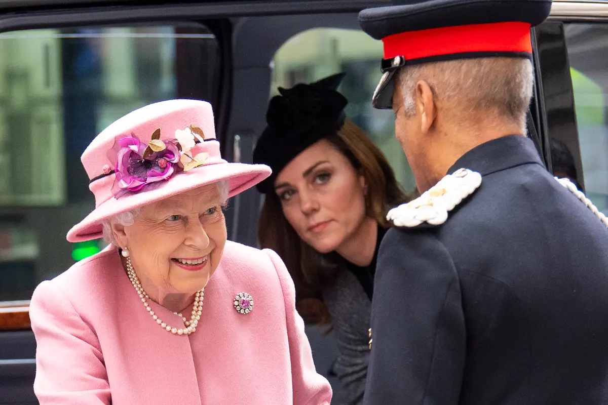 [Fimela] Queen Elizabeth dan Kate Middleton