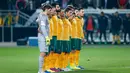 Pemain Australia mengheningkan cipta untuk korban jatuhnya pesawat Germanwings di Pegunungan Alpen saat laga persahabatan di Stadion Fritz-Walter s, Kamis (26/3/2015). Jerman bermain Imbang 2-2 atas Australia. (REUTERS/Ralph Orlowski)