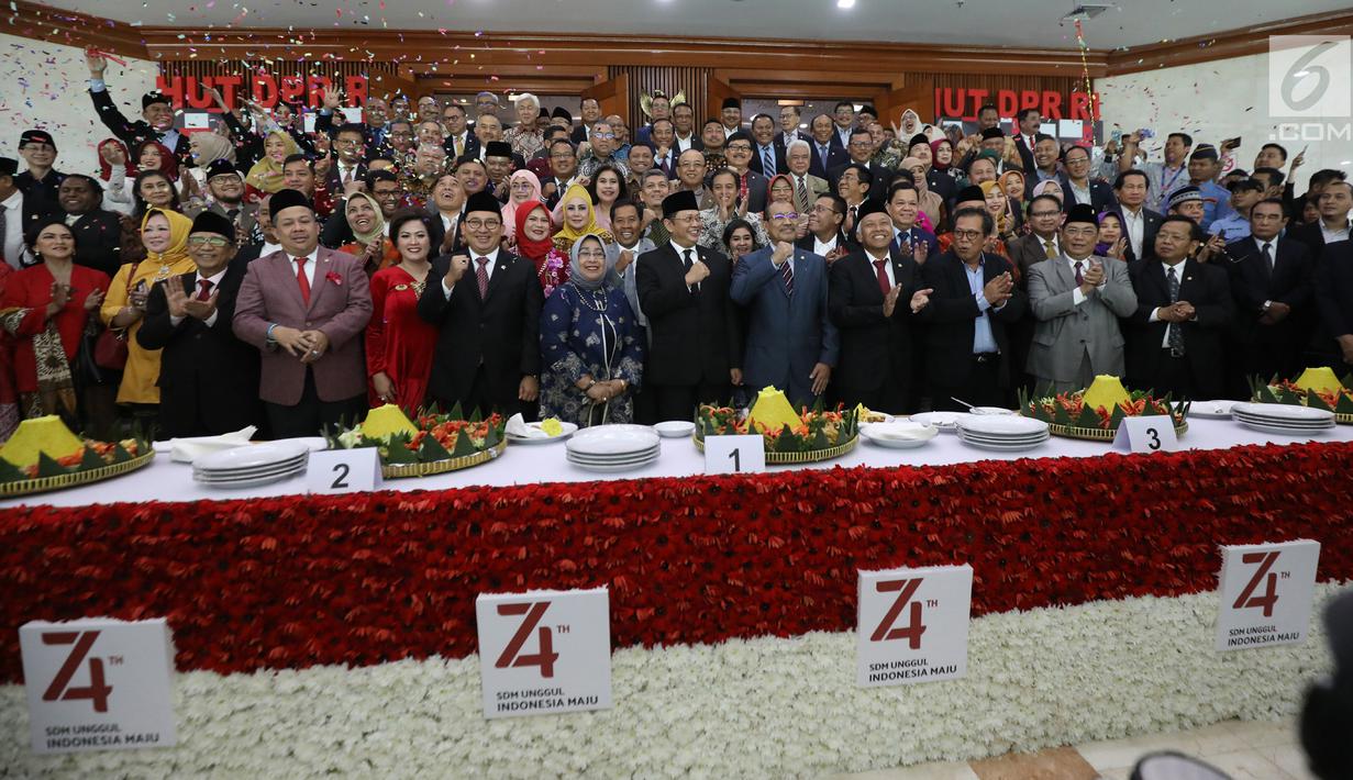 Ketua DPR Bambang Soesatyo (tengah) bersama pimpinan DPR dan DPD saat memotong tumpeng dalam rangka HUT ke-74 DPR usai Rapat Paripurna di Kompleks Parlemen, Jakarta, Kamis (29/8/2019). Rapat Paripurna kali ini berisi pidato Ketua DPR dalam rangka HUT ke-74 DPR. (Liputan6.com/JohanTallo)