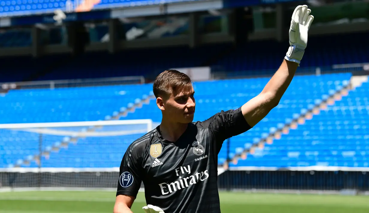 Kiper baru Real Madrid, Andriy Lunin menyapa penonton saat presentasi di Stadion Santiago Bernabeu, Madrid, Spanyol, Senin (23/7). Selain Andriy Lunin, Los Blancos juga memboyong Vinicius Junior dan Alvaro Odriozola. (JAVIER SORIANO/AFP)
