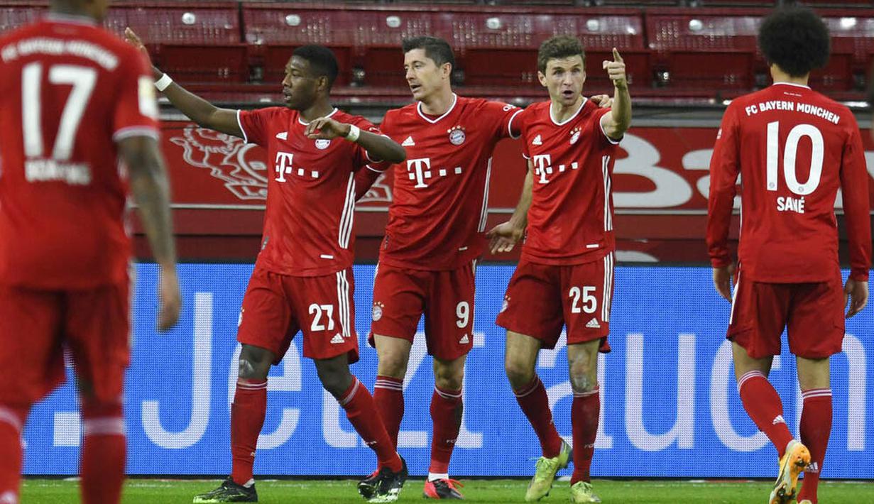 Para pemain Bayern Munchen merayakan gol yang dicetak oleh Robert Lewandowski ke gawang Bayer Leverkusen pada laga Bundesliga di Stadion BayArena, Minggu (20/12/2020). Bayern Munchen menang dengan skor 2-1. (Bernd Thissen/Pool Photo via AP)
