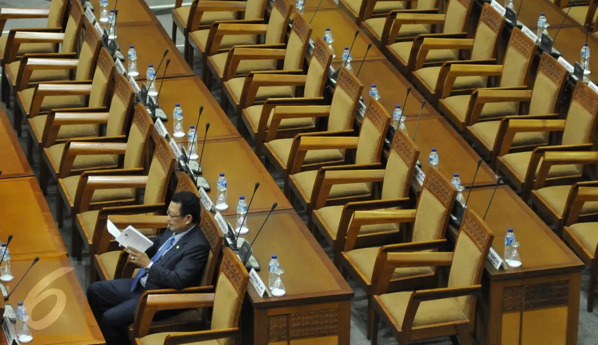 Seorang anggota dewan saat menghadiri Sidang Paripurna dengan agenda penyampaian Ikhtisar Hasil Pemeriksaan Semester (IHPS) BPK, Jakarta, Senin (5/10/2015). Banyak anggota DPR yang tidak hadir saat sidang tersebut. (Liputan6.com/JohanTallo)