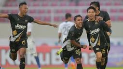 Selebrasi pemain Dewa United FC, Rangga Muslim Perkasa (kanan) setelah mencetak gol pertama timnya ke gawang PSIS Semarang dalam lanjutan babak penyisihan Grup A Piala Presiden 2022 antara Dewa United FC menghadapi PSIS Semarang di Stadion Manahan, Solo, Jawa Tengah, Jumat (17/6/2022). (Bola.com/Arief Bagus)