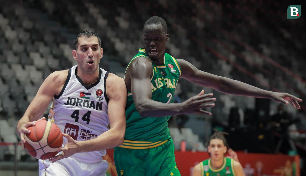 Pebasket Yordania, Ahmad Al Dwairi (kiri) berebut bola dengan pebasket Australia, Thon Maker saat matchday pertama Grup A FIBA Asia Cup 2022 antara Timnas Arab Saudi melawan Timnas Indonesia di Istora Senayan, Jakarta, Selasa (12/07/2022). (Bola.com/Bagaskara Lazuardi)