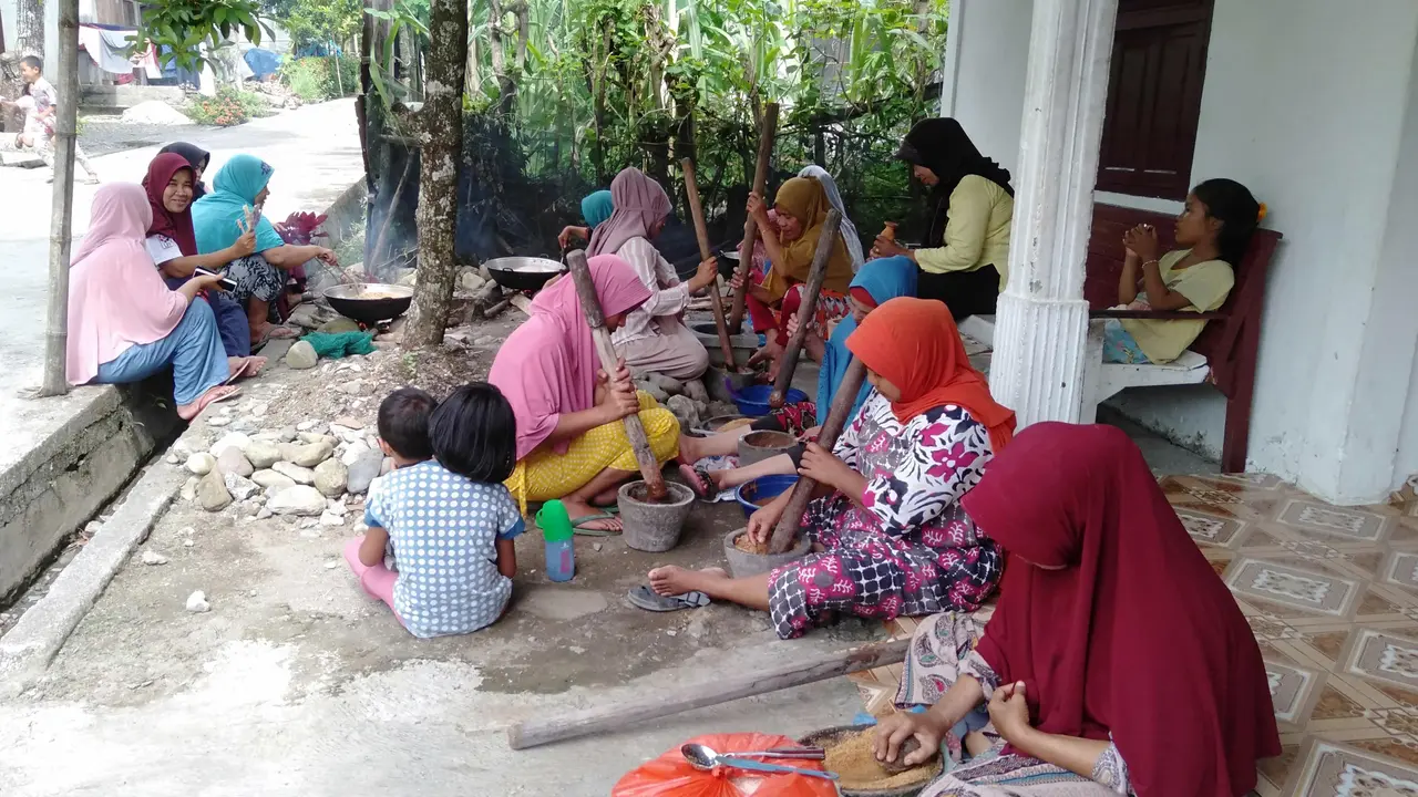 Kelompok ibu-ibu mengolah kelapa gongseng.