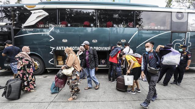 FOTO: Terminal Grogol Mulai Dipadati Pemudik
