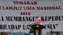 Mensos, Khofifah Indar Parawansa memberikan sambutan saat pembukaan peringatan HLUN di TMPNU Kalibata, Jakarta, Kamis (4/6/2015). Peringatan HLUN meningkatkan pemahaman dan Kemandirian sebagai cerminan kesejahteraan lansia. (Liputan6.com/Johan Tallo)