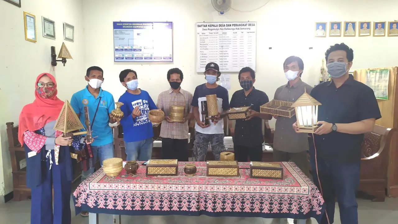 Dosen UNNES Bantu Pemasaran UMKM di Desa Rogomulyo Semarang