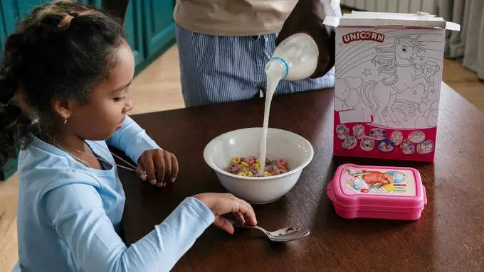 Anak Lebih Suka Susu Cokelat, tapi Mana yang Sebenarnya Lebih Baik?