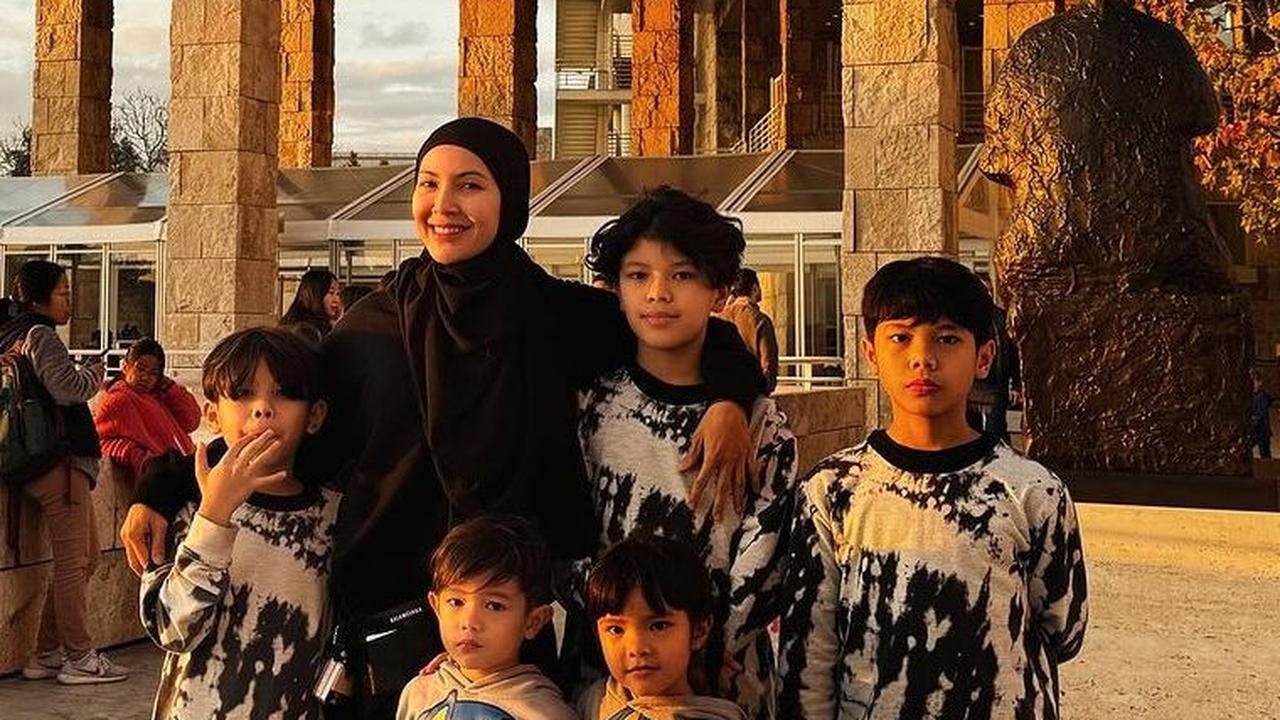Jarang tampil di TV tak membuat pesona Ratna Galih pudar. Dia justru semakin terlihat cantik dan anggun semenjak memutuskan berhijab.