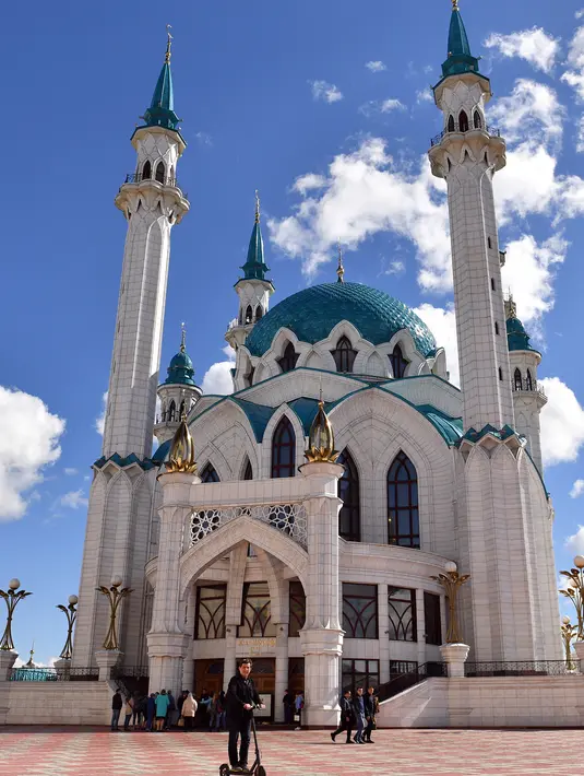 Wisatawan mengunjungi masjid Kul-Sharif di Kazan, Rusia, 9 Juni 2018. Awalnya, masjid ini dibangun pada abad ke-16 dan pernah hancur di tangan pasukan Rusia pada 1552. (AFP PHOTO/SAEED KHAN)