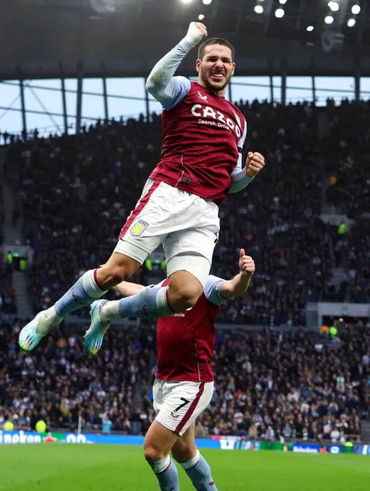 Pemain Aston Villa Emiliano Buendia melompat ke udara untuk merayakan setelah mencetak gol ke gawang Tottenham Hotspur pada pertandingan sepak bola Liga Inggris di Stadion Tottenham Hotspur, London, 1 Januari 2023. Aston Villa mempermalukan Tottenham Hotspur dengan skor 2-0. (AP Photo/Ian Walton)