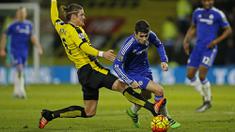 Gelandang Chelsea, Oscar, berusaha melewati hadangan pemain Watford, Sebastian Prodl, pada laga Liga Premier Inggris di Stadion Vicarage Road, Inggris, Kamis (4/2/2016). Kedua tim bermain imbang 0-0. (Reuters/John Sibley)
