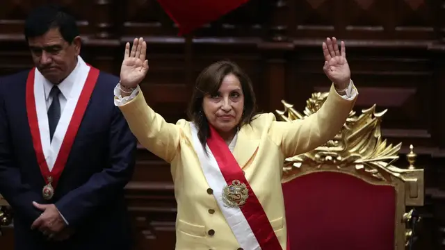 Mantan Wakil Presiden Dina Boluarte mengakui anggota parlemen setelah dia dilantik sebagai presiden di Kongres di Lima, Peru, Rabu, 7 Desember 2022. (AP Photo/Guadalupe Pardo)