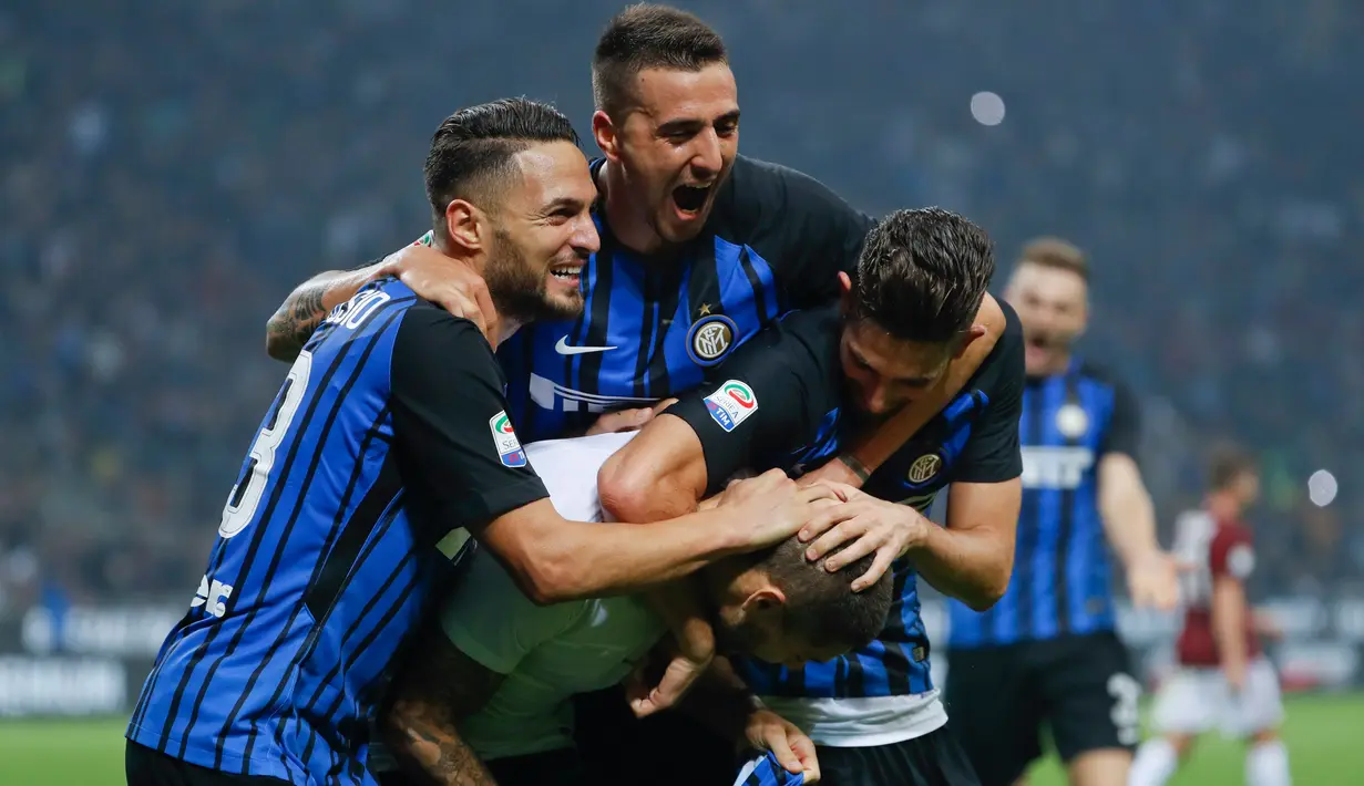 Pemain Inter Milan, Mauro Icardi bersama rekan setimnya merayakan gol ke gawang AC Milan pada pekan kedelapan Liga Italia di Stadion Giuseppe Meazza, Minggu (15/10). Gol Inter Milan diborong oleh Mauro Icardi, 3-2. (AP/Antonio Calanni)