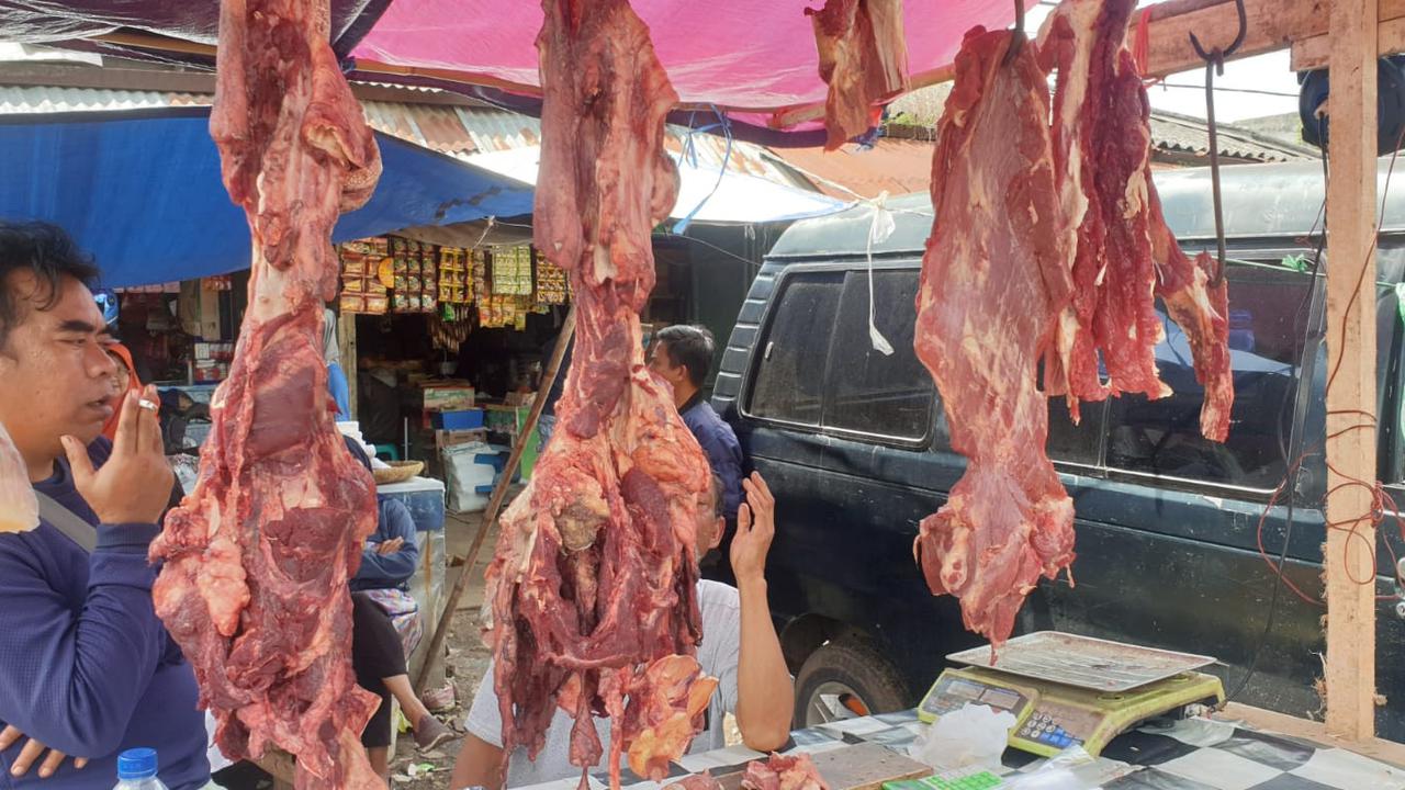 Dua hari menjelang datangnya momen Ramadan 1.444 H/2023, harga daging sapi di sejumlah pasar di kabupaten Garut, Jawa Barat meroket hingga Rp 160 ribu per kilogram (kg). (Liputan6.com/Jayadi Supriadin)