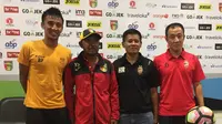 Hasil akhir Mitra Kukar Vs Sriwijaya FC amat penting bagi Yudi Suryata dan Hartono Ruslan (tengah). (Bola.com/Riskha Prasetya)