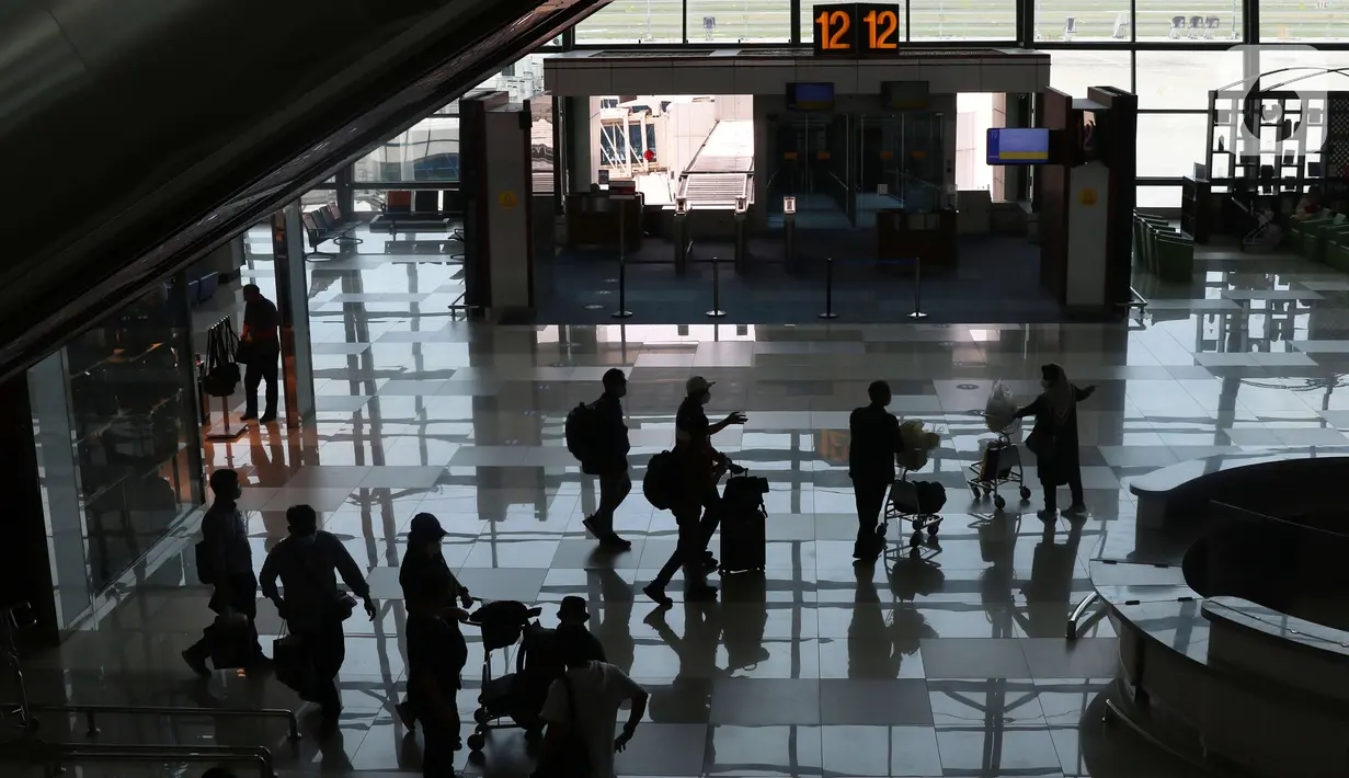 Penumpang tengah berjalan di ruang keberangkatan di Terminal 3 Bandara Soetta, Tangerang,  Banten, Selasa (23/11/2021). Menteri Komunikasi dan Informatika, Johnny G. Plate mengatakan sosialisasi penerapan PPKM Level 3 pada periode Nataru ini disampaikan lebih awal.  (Liputan6.com/Angga Yuniar)