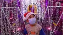 Seorang anak berada di dalam dekorasi perayaan Natal bertema "A Shining Shimmering Christmas" di Mal Grand Indonesia, Jakarta, Senin (13/12/2021). Dalam rangka menyambut Natal dan Tahun Baru, pusat perbelanjaan tersebut mempersembahkan “A Shining Shimmering Christmas”. (Liputan6.com/Faizal Fanani)