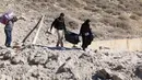 Serangan Israel di dekat wilayah lintas batas Lebanon-Suriah menimbulkan lubang selebar 4 meter dan membuat jalan terputus. (HASSAN JARRAH/AFP)