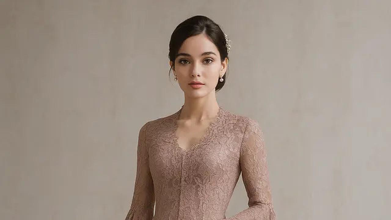 7 Model Kebaya Brokat Lengan Lonceng Belah yang Tren di 2025