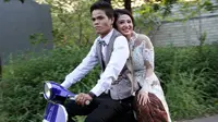 Dipolisikan 'Suami', Dewi Perssik Malah Mesra dengan Cowok Lain