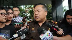 Kepala Kejaksaan Negeri Jakarta Selatan Sarjono Turin memberi keterangan usai bertemu pimpinan KPK di Gedung KPK, Jakarta, (16/8). Kedatangannya meminta bantuan KPK dalam kasus penjualan tanah fasilitas umum dan sosial . (Liputan6.com/ Helmi Affandi )