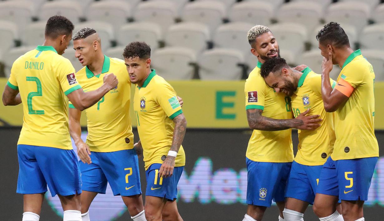 Pemain Brasil merayakan gol yang dicetak Philippe Coutinho ke gawang Bolivia pada laga kualifikasi Piala Dunia 2020 di Corinthians Arena, Sabtu (10/10/2020) pagi WIB. Brasil menang 5-0 atas Bolivia. (AFP/Amanda Perobelli/poll)