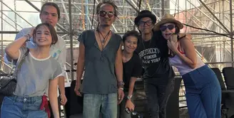 Tissa Biani tampil mengenakan t shirt bergaris hitam lengan pendek dipadukan celana denim panjang. Serta aksen syal merah yang menjadi aksen di jalannya. Ia pun membawa shoulder bag hitam serta mengenakan sepatu Adidas Samba putih. [@tissabiani]