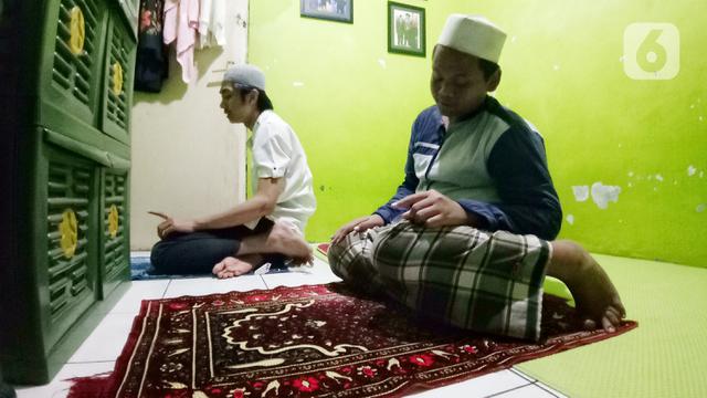 Warga Gelar Salat Tarawih di Rumah