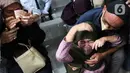 Reaksi keluarga  terdakwa kasus dugaan perintangan penyidikan pada kasus pembunuhan Brigadir Yosua, Irfan Widyanto usai sidang putusan di Pengadilan Negeri Jakarta Selatan, Jumat (24/2/2023).  Ketua Majelis Hakim menyatakan, Irfan Widyanto terbukti bersalah menghalangi penyidikan atas kasus pembunuhan berencana Nofriansyah Yosua Hutabarat alias Brigadir J. (Liputan6.com/Herman Zakharia)