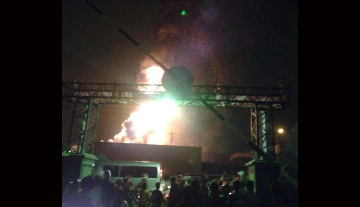 Petugas pemadam kebakaran menurunkan 22 unit mobil pemadam untuk memadamkan kobaran api yang melanda toko cat tersebut (@TMCPoldaMetro)